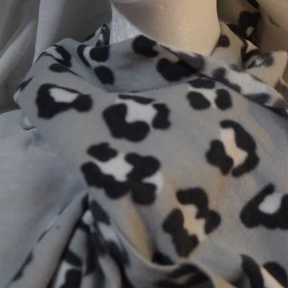 Old Navy Fleece Scarf,Gray/Blk/Wht Animal Print - Picture 2 of 6